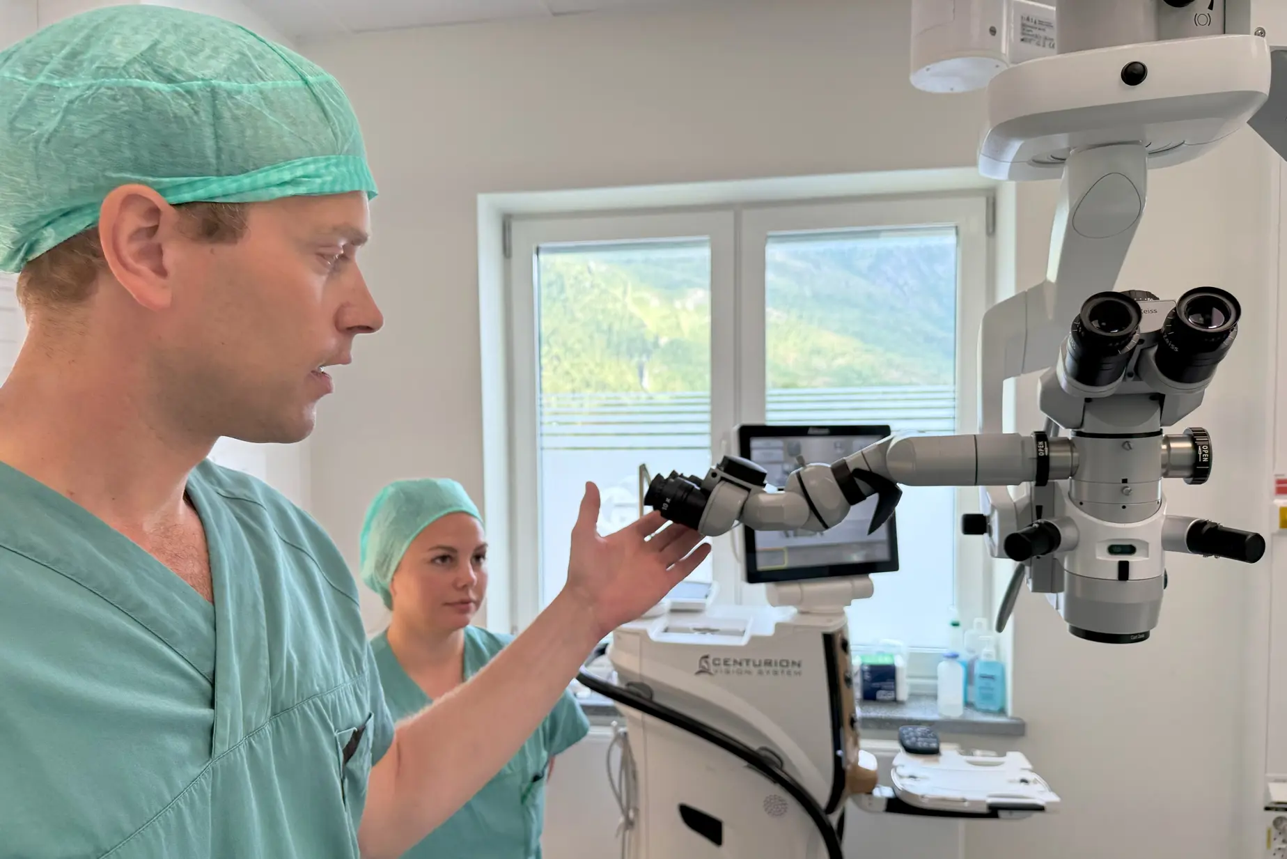 En lege som ser på en maskin