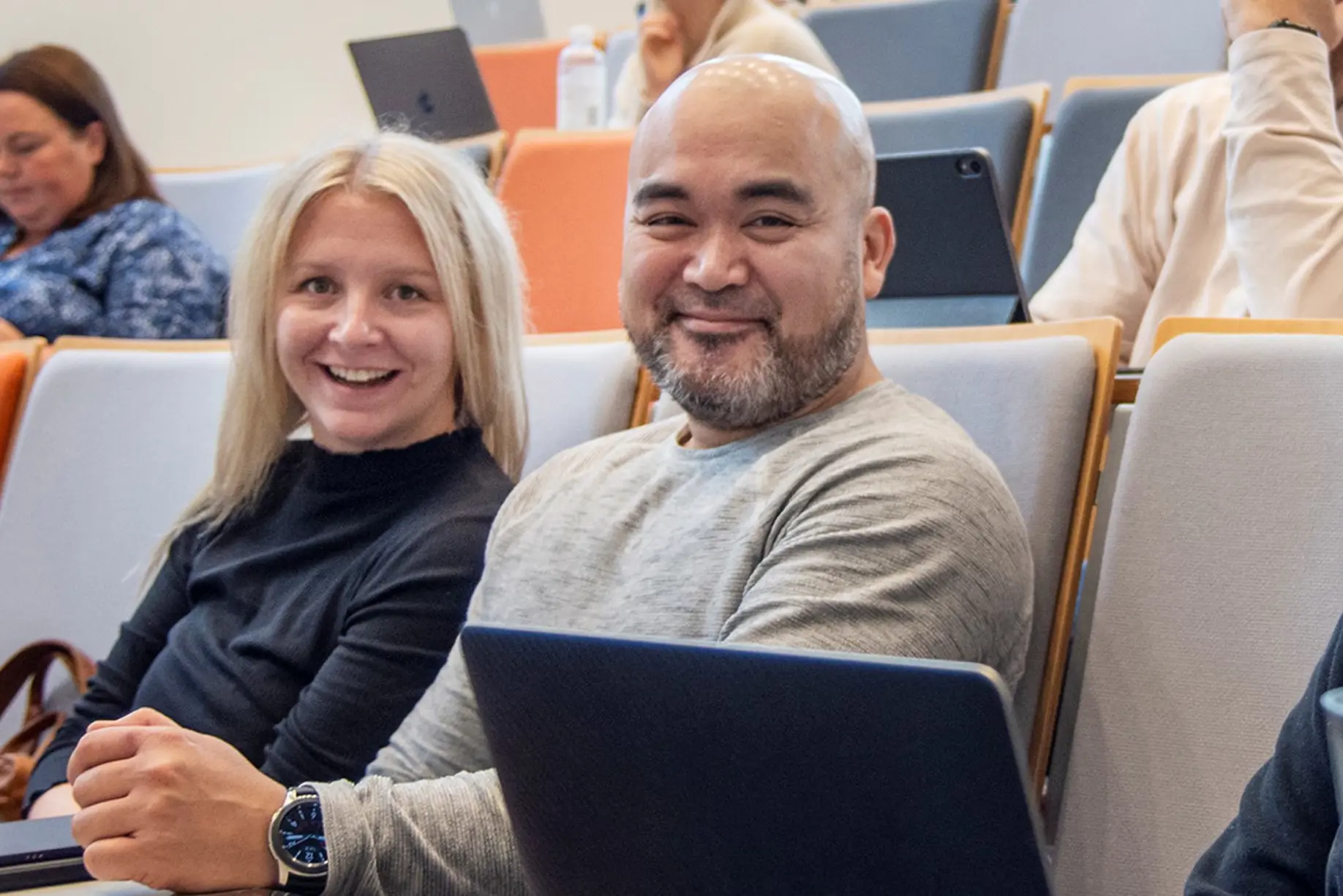 En mann og en kvinne som sitter på en tilhørerbenk