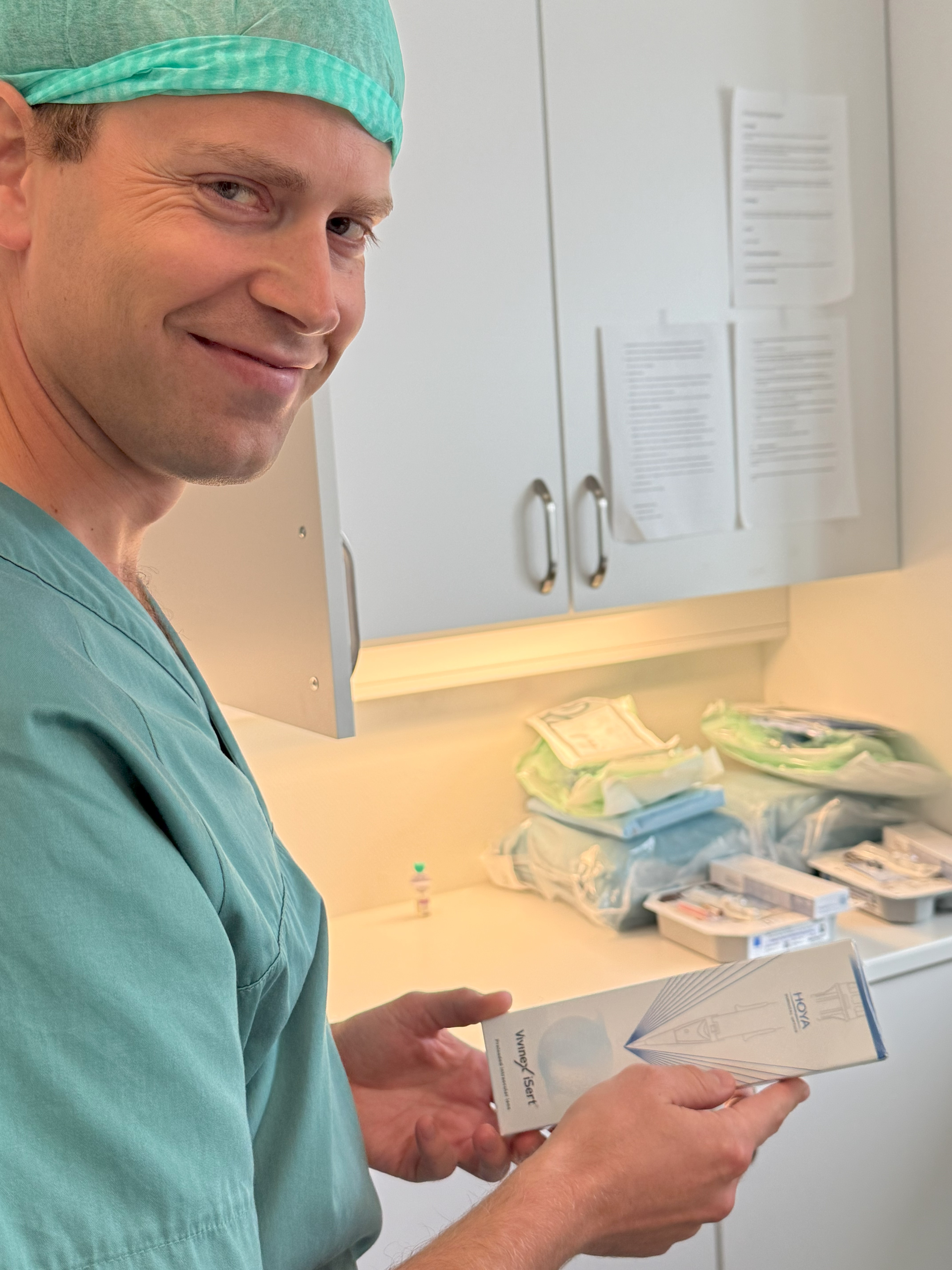 En mann i grønne operasjonsklær