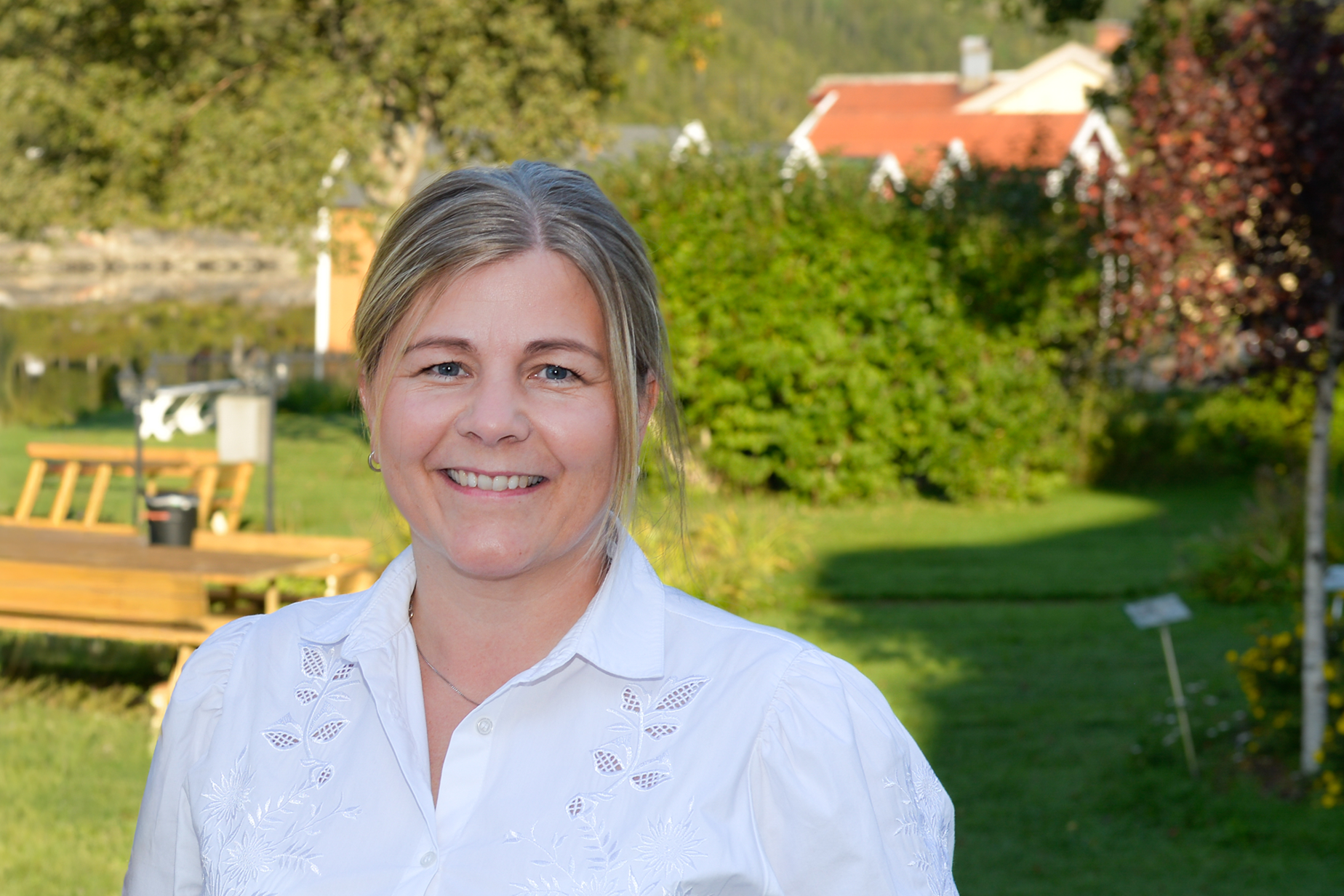 En person som smiler til kameraet