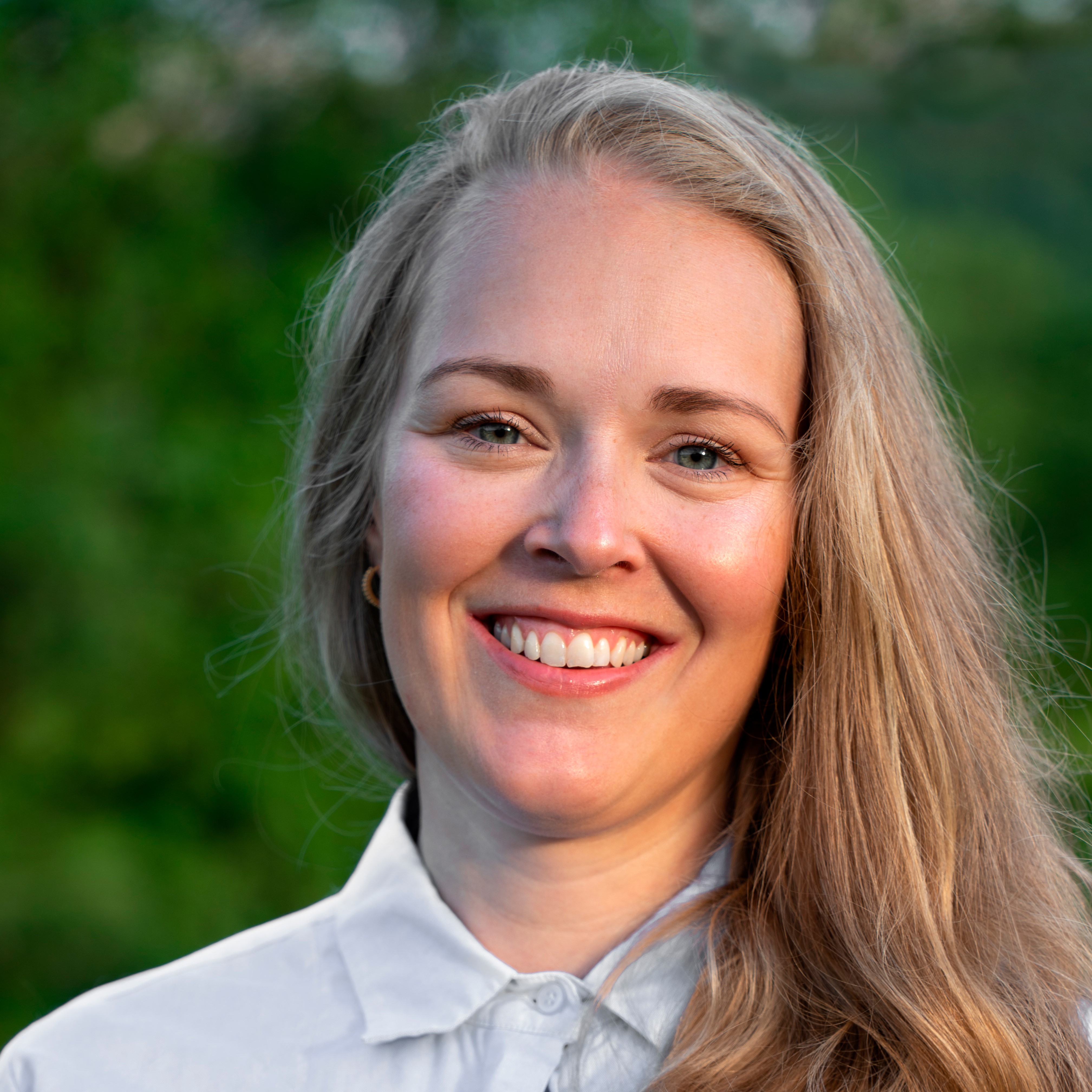 Et nærbilde av en kvinne som smiler