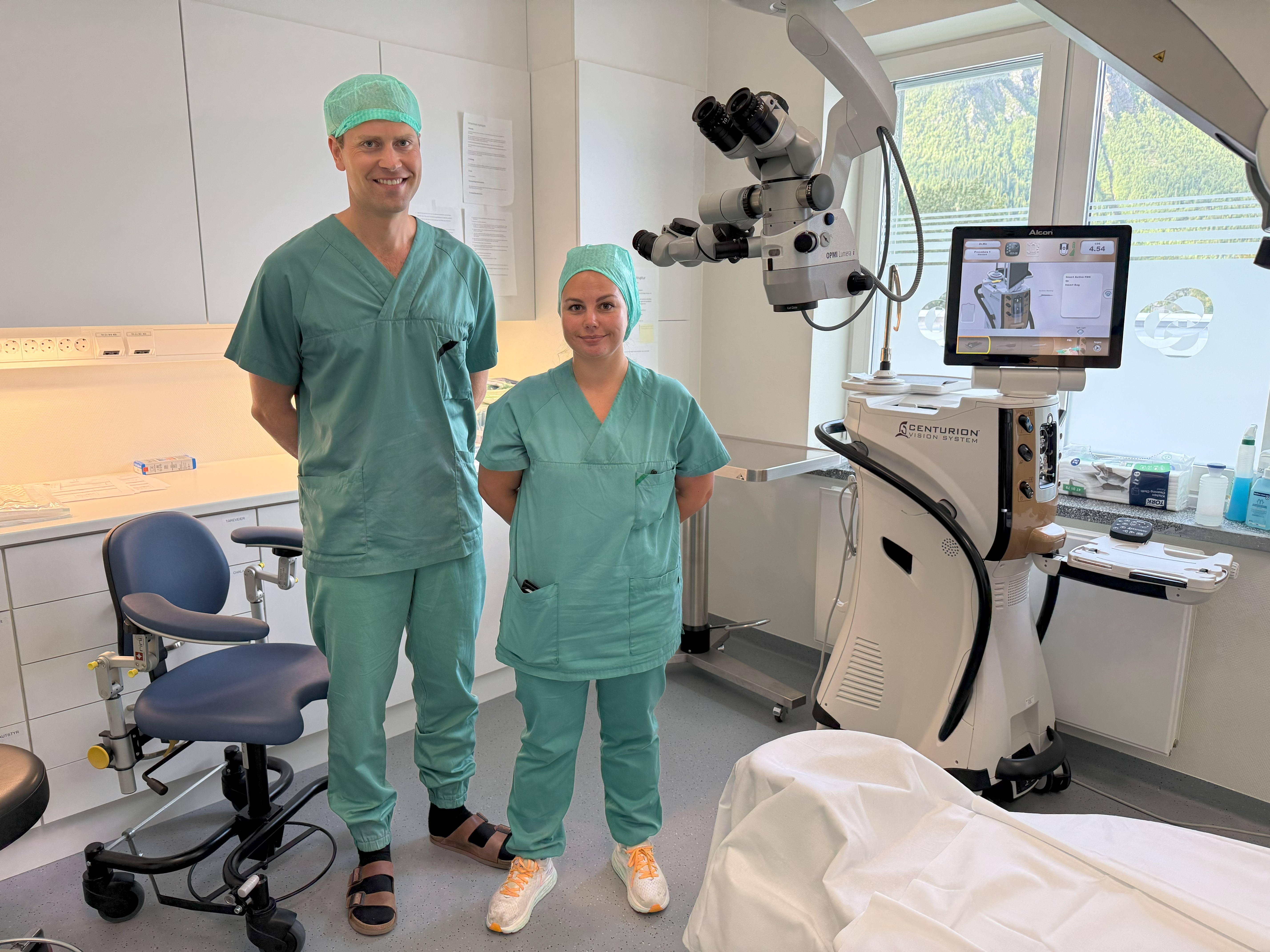 To personer i grønne operasjonsklær