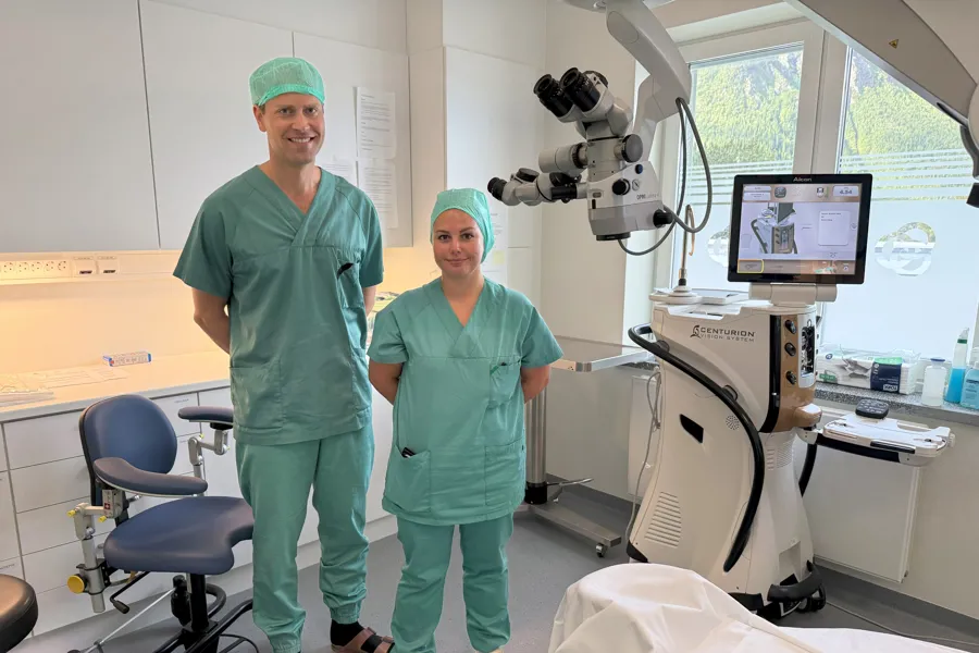 To personer i grønne operasjonsklær