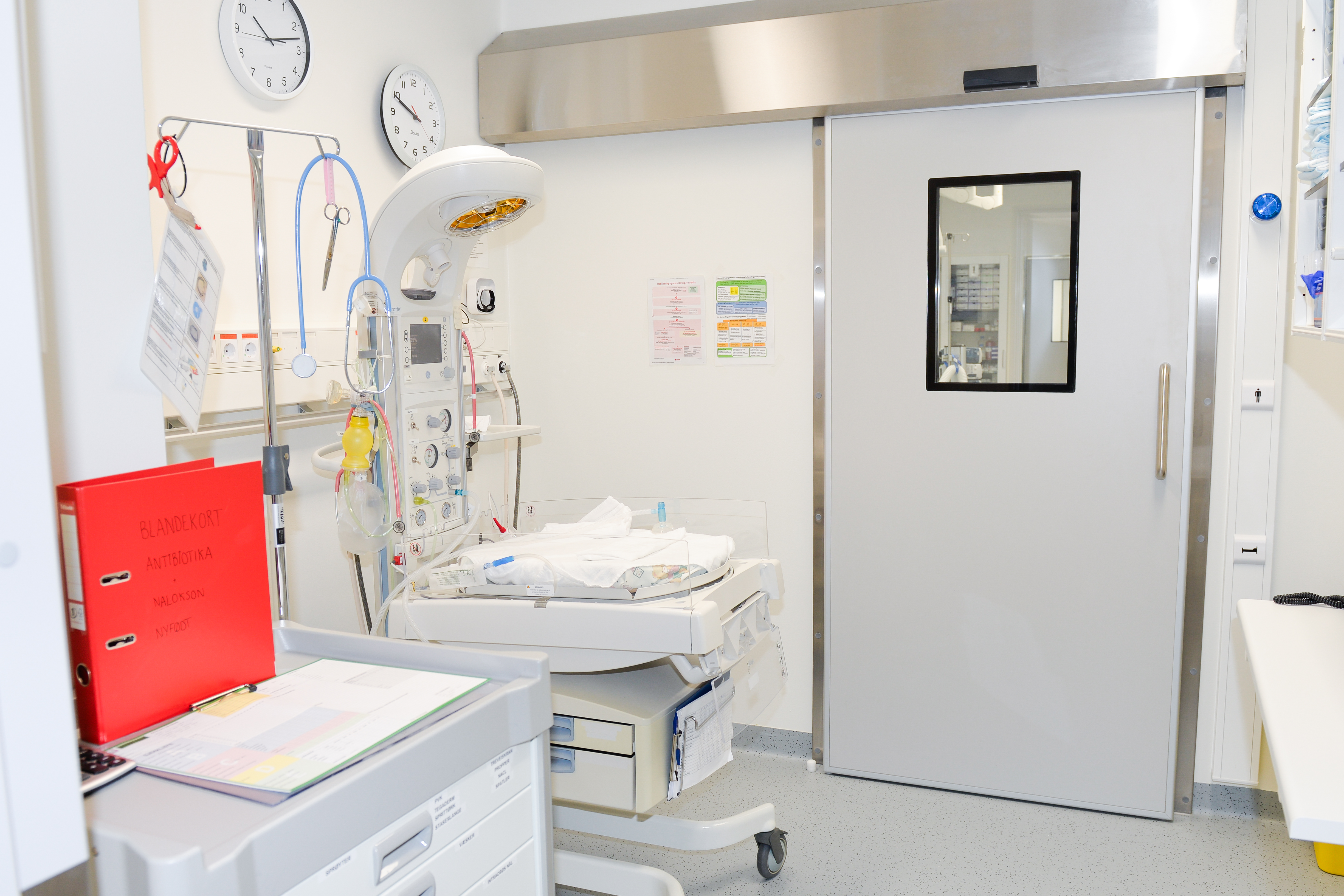 Et lyst rom med utstyr beregnet til babyer