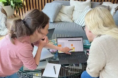 Et par kvinner som ser på en bærbar datamaskin