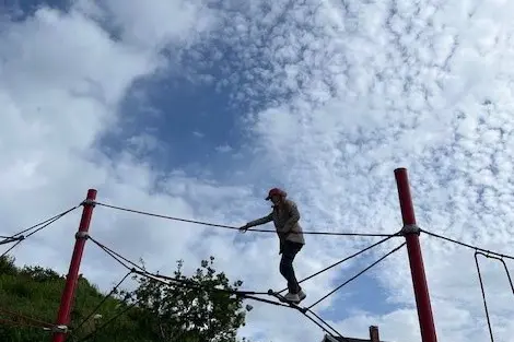 En person på en huske