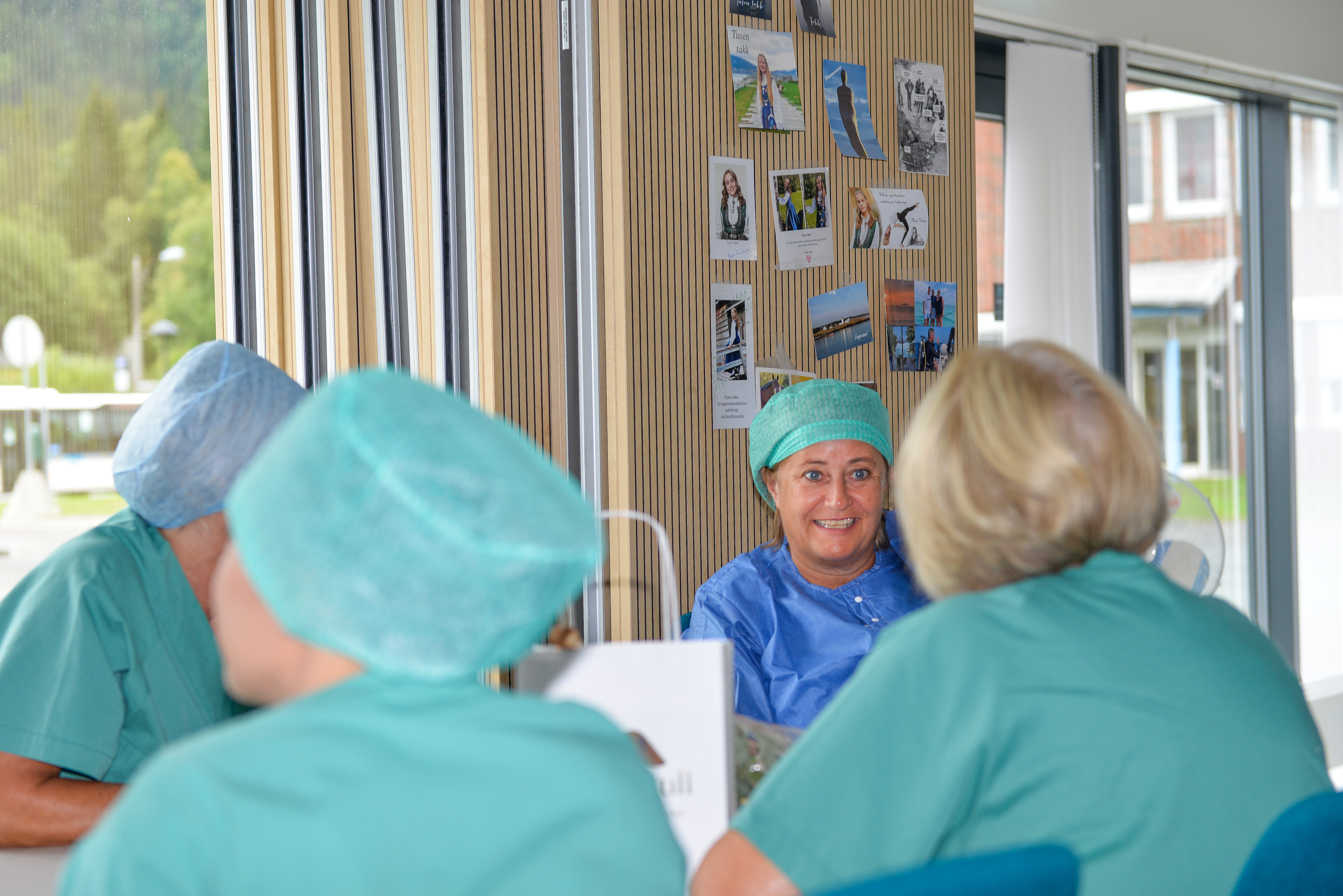 Fire damer sitter rundt et bord og snakker sammen