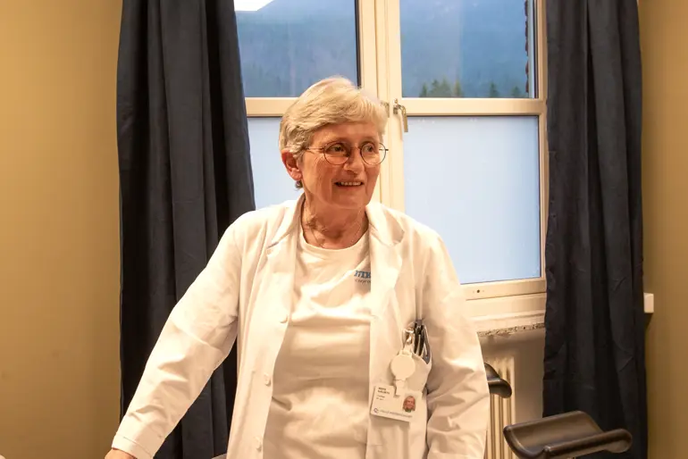 En jordmor i hvite klær