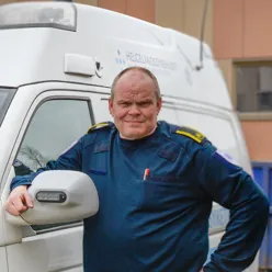 En mann som lener seg på en ambulanse