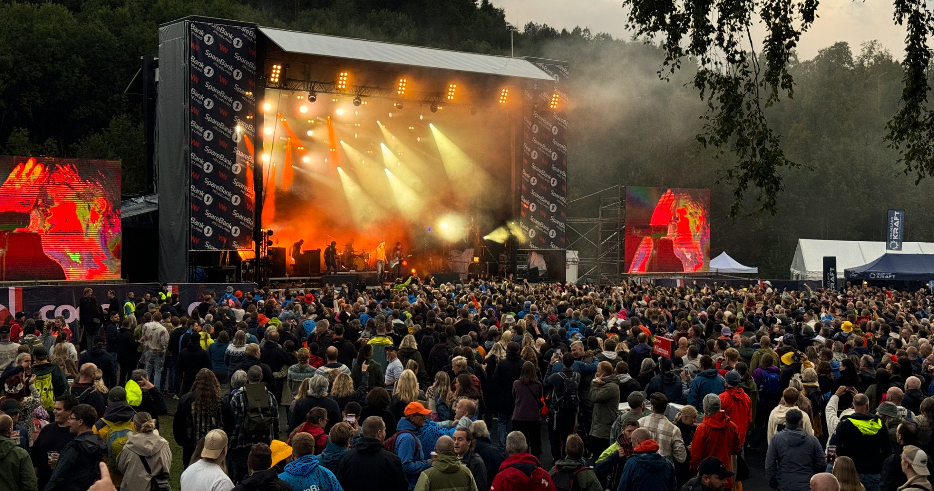 En stor folkemengde på en konsert