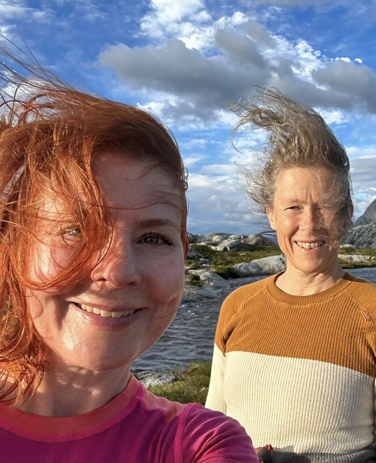 To kvinner tar en selfie mens vinden sender håret til værs