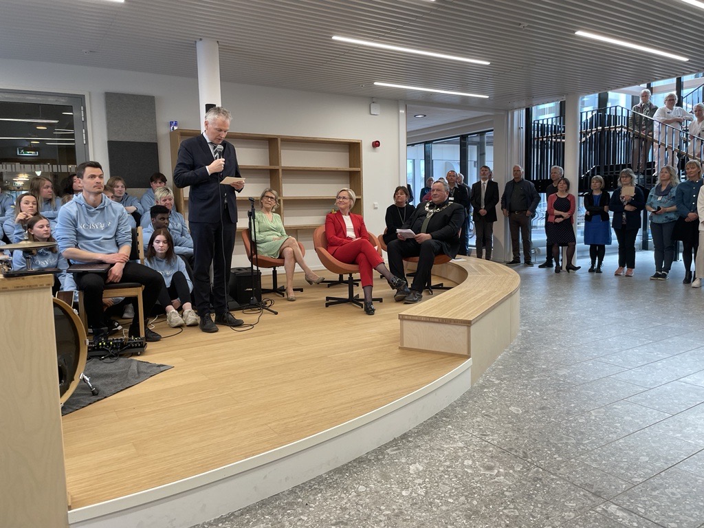 Taler under åpningen