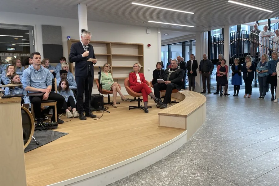 Taler under åpningen