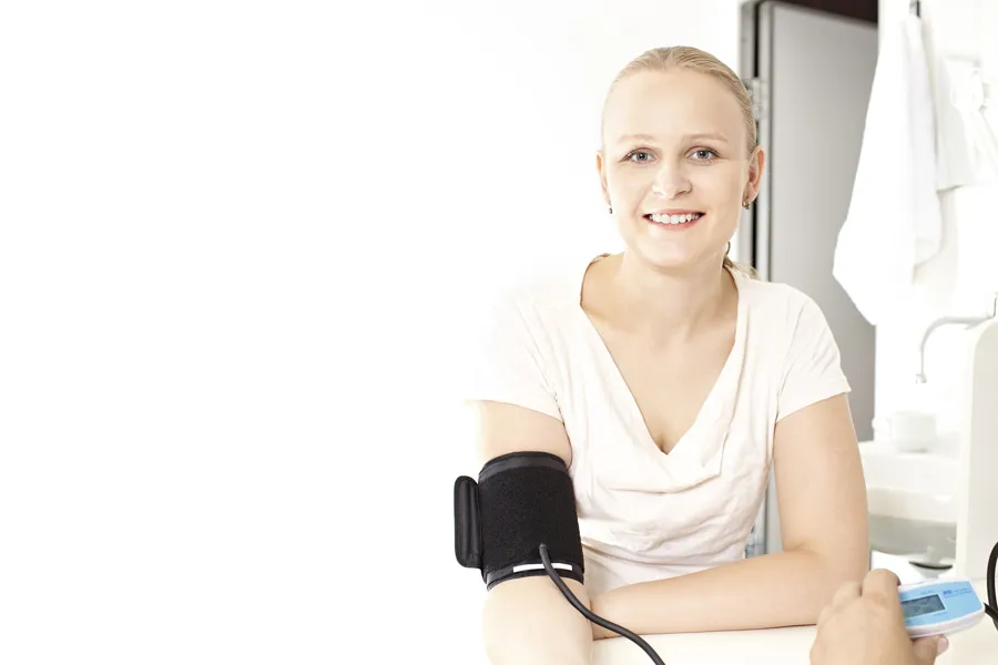 En kvinne som holder en telefon