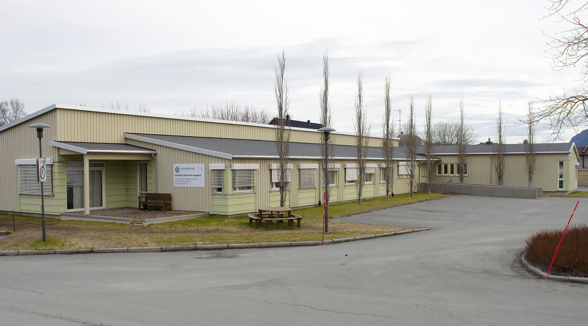 En bygning med parkeringsplass