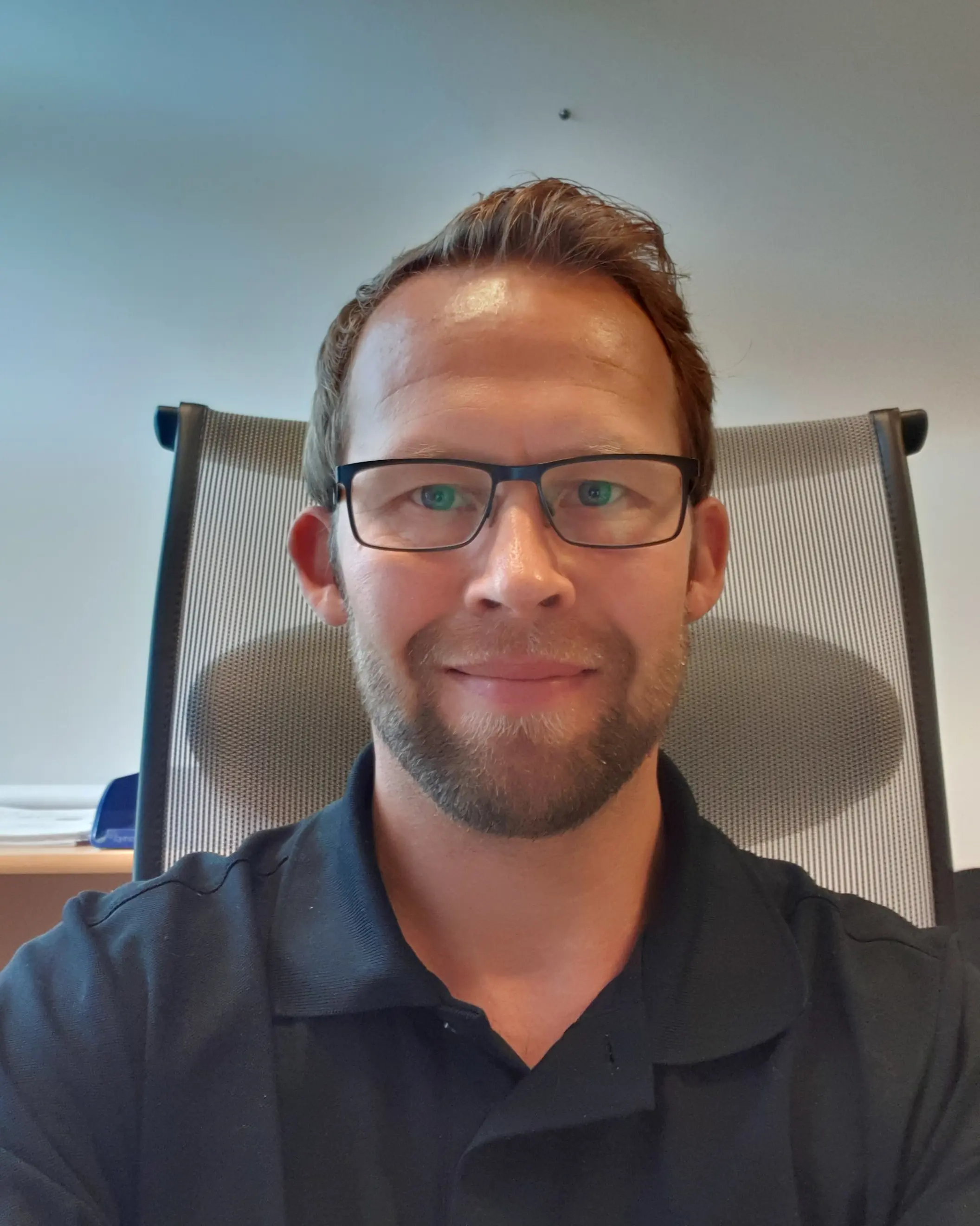 Bilde av mann med skjegg og briller