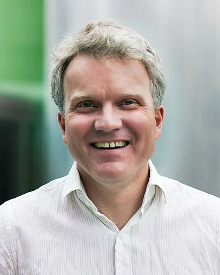 Mann med blondt hår og hvit skjorte