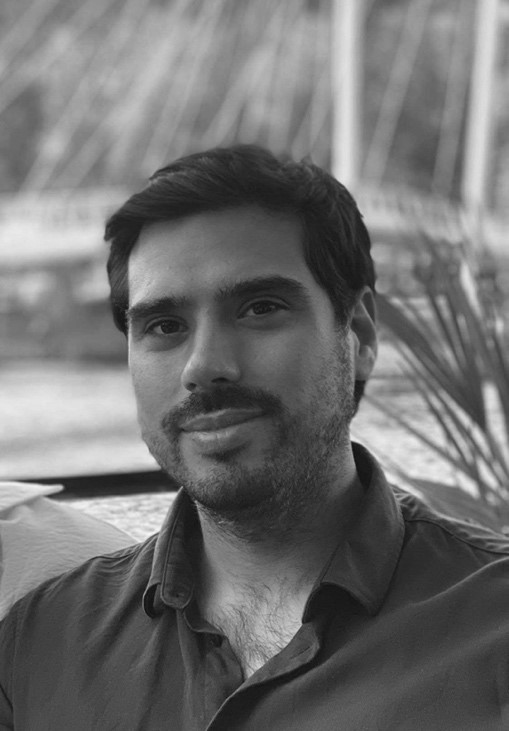 Mann med bart og mørkt hår