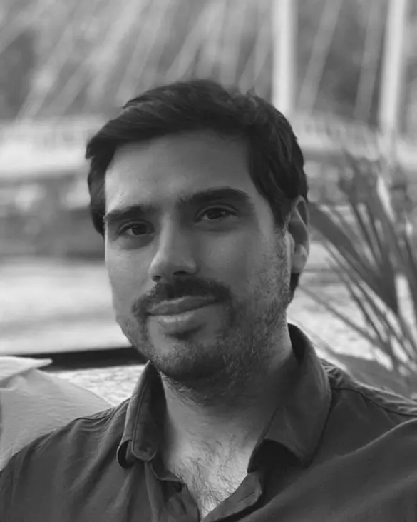 Mann med bart og mørkt hår