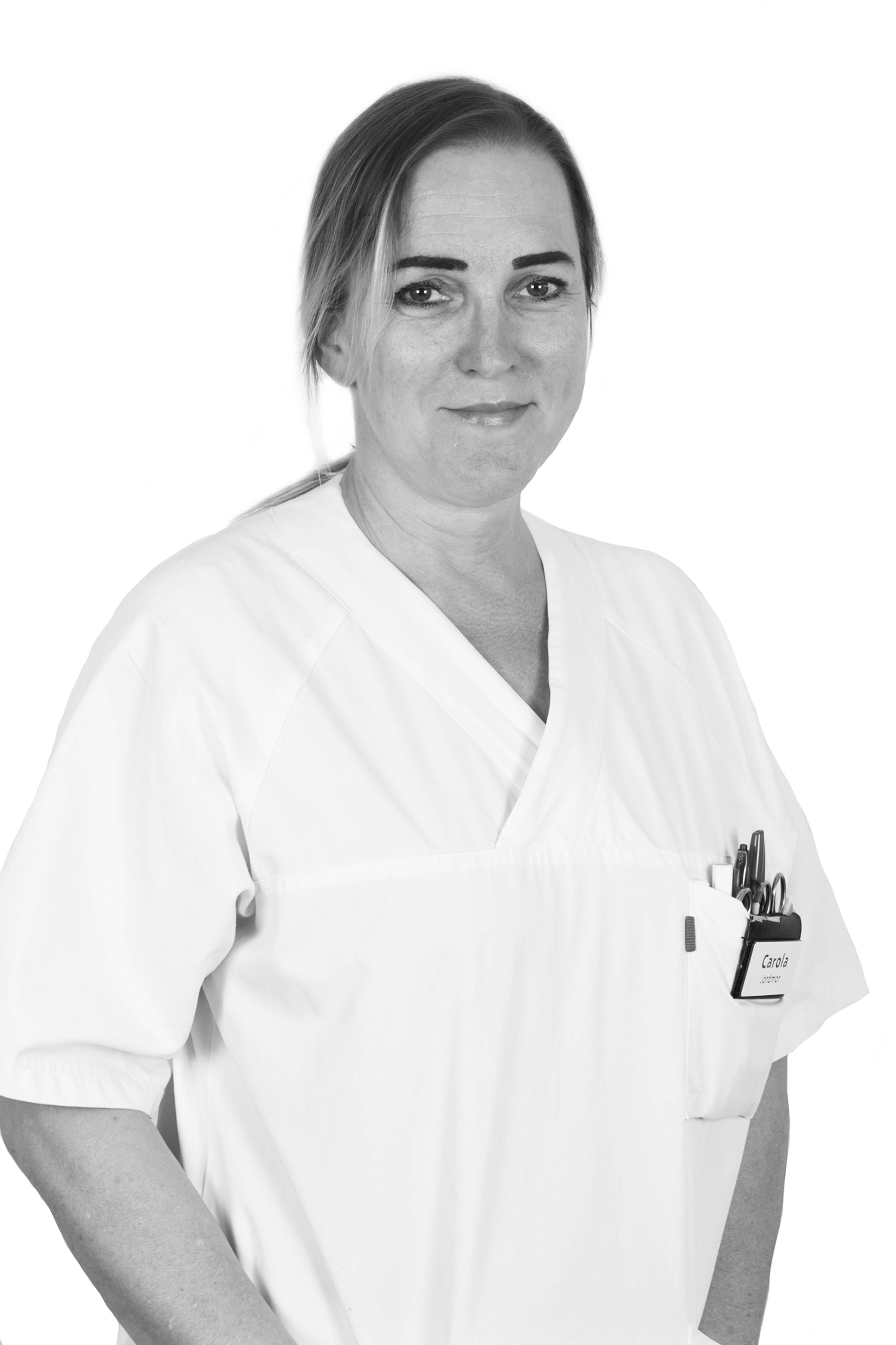 Dame med mørkblondt hår i jordmoruniform