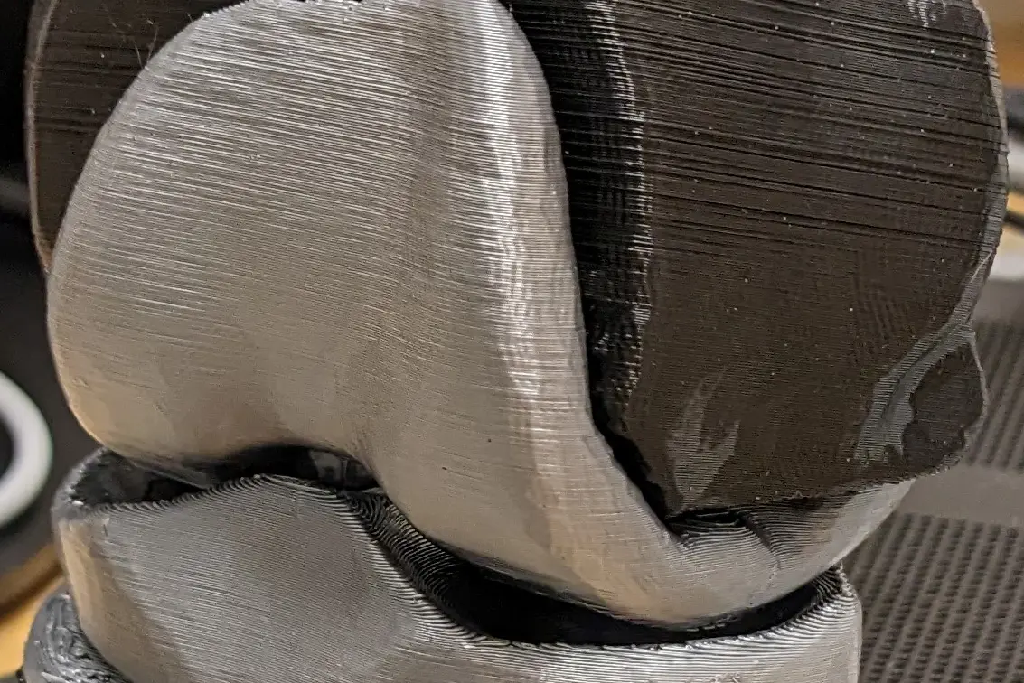 plastmodell i grå og sort av kneprotese