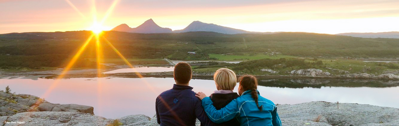 En gruppe mennesker som ser på solnedgangen
