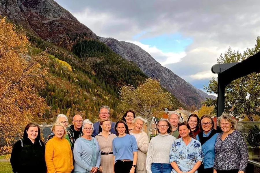 En gruppe mennesker som poserer for et bilde