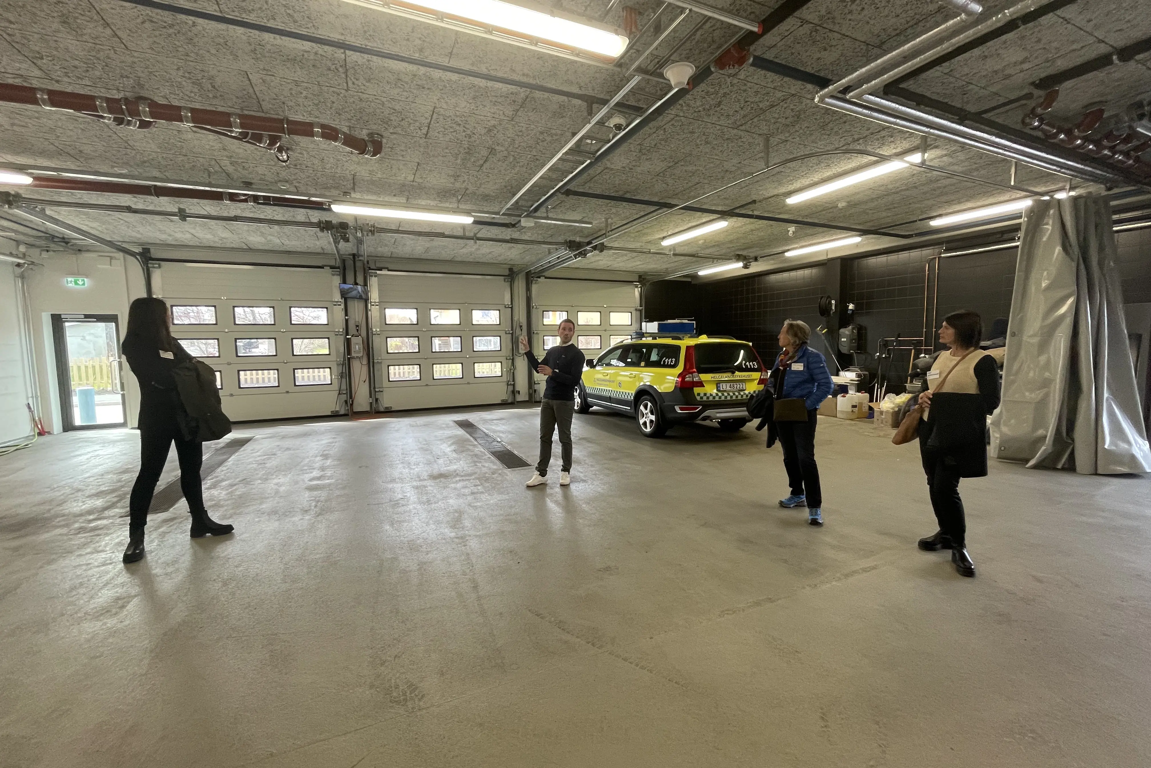 En ambulanse og fire personer