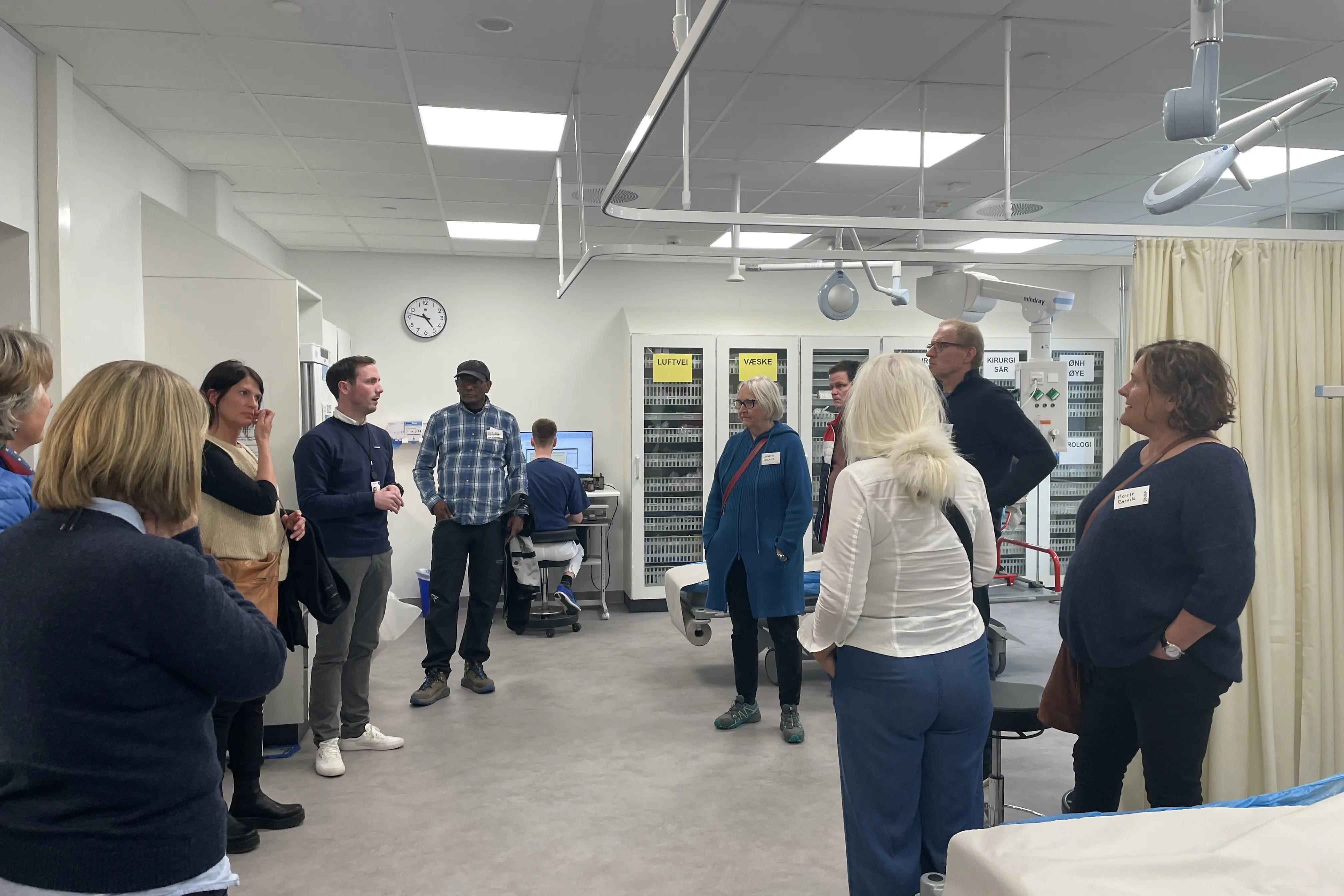 Mange personer får omvisning  i et rom i DMS Sør Helgeland