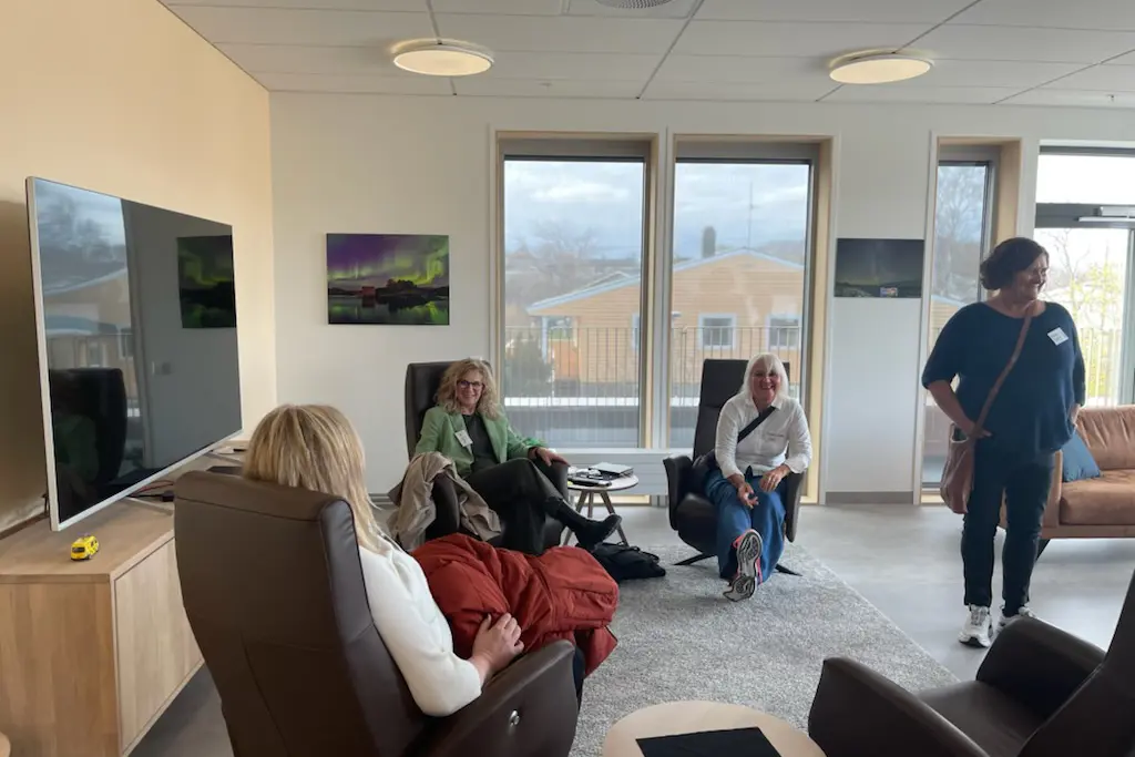 fire smilende personer