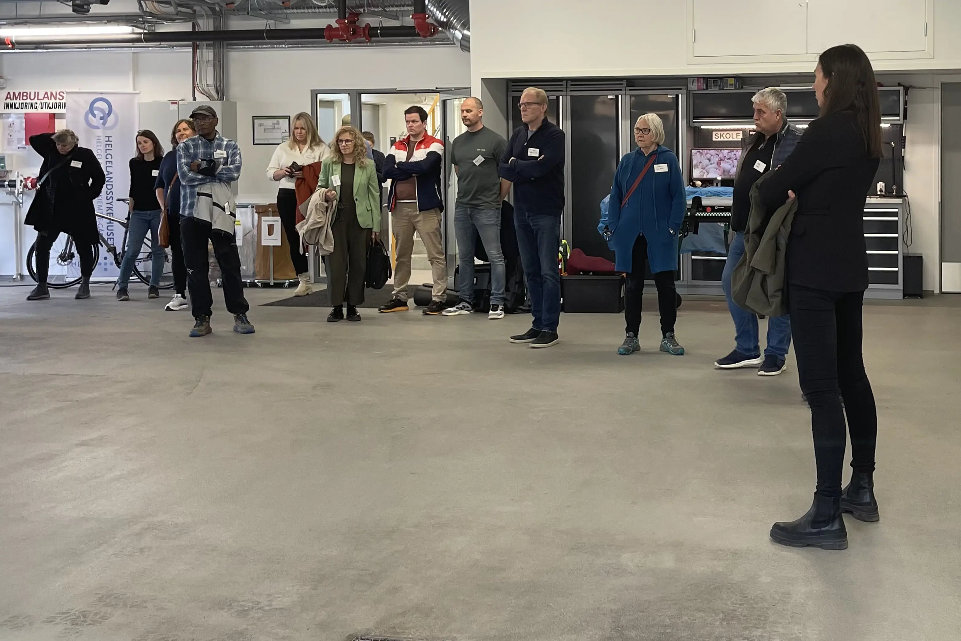 Mange personer får omvisning i et lokale