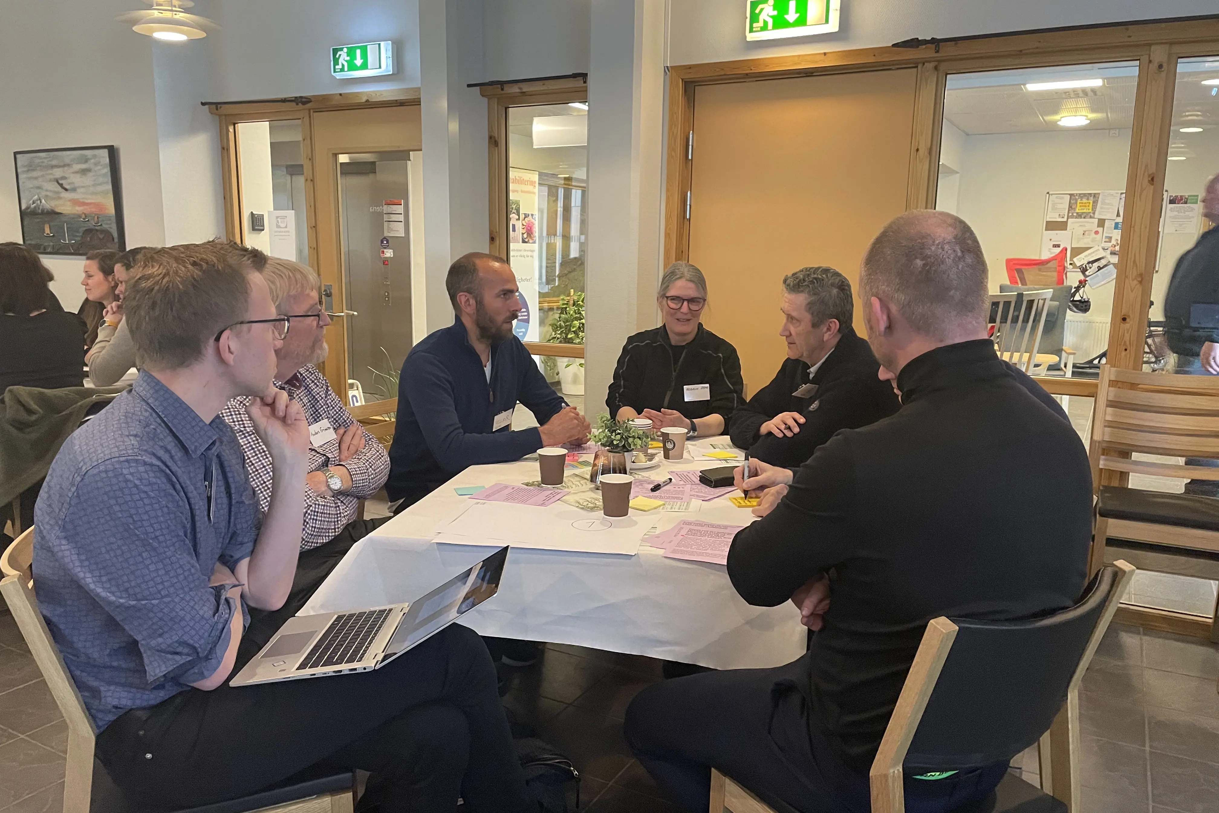 seks personer har gruppearbeid