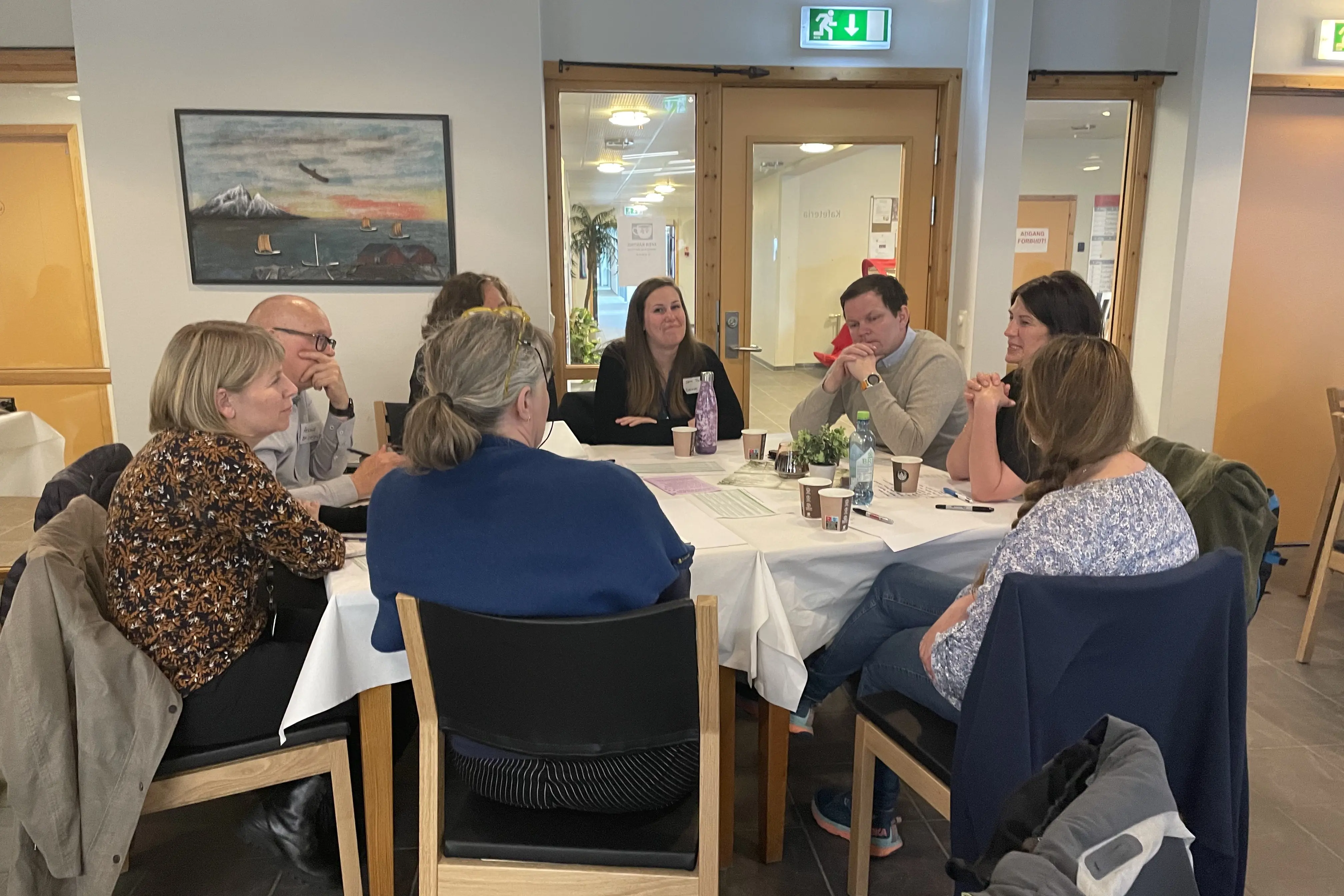 åtte personer har gruppearbeid