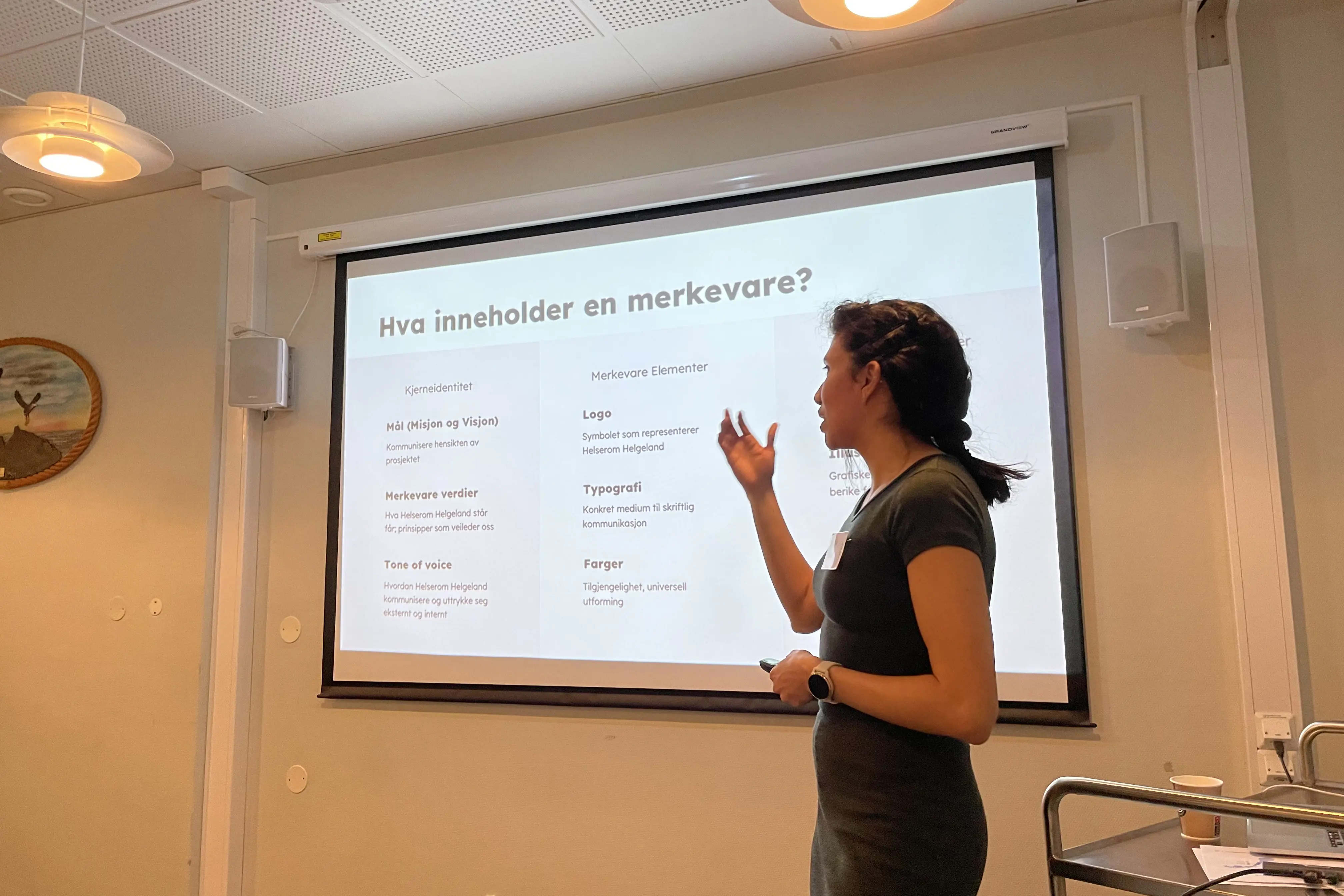 Forelesning en person og powerpoint