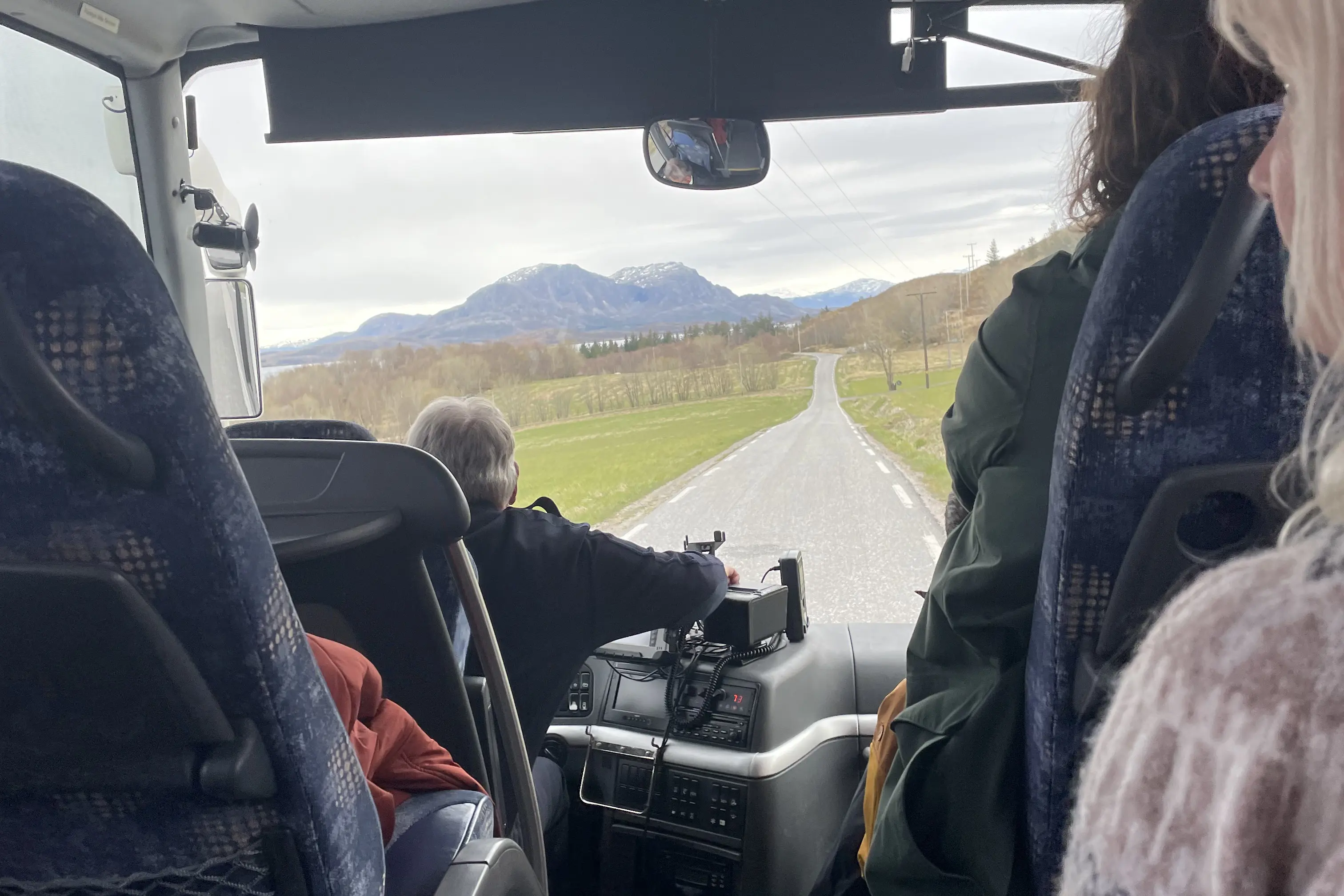 Utsikt ut av et bussvindu