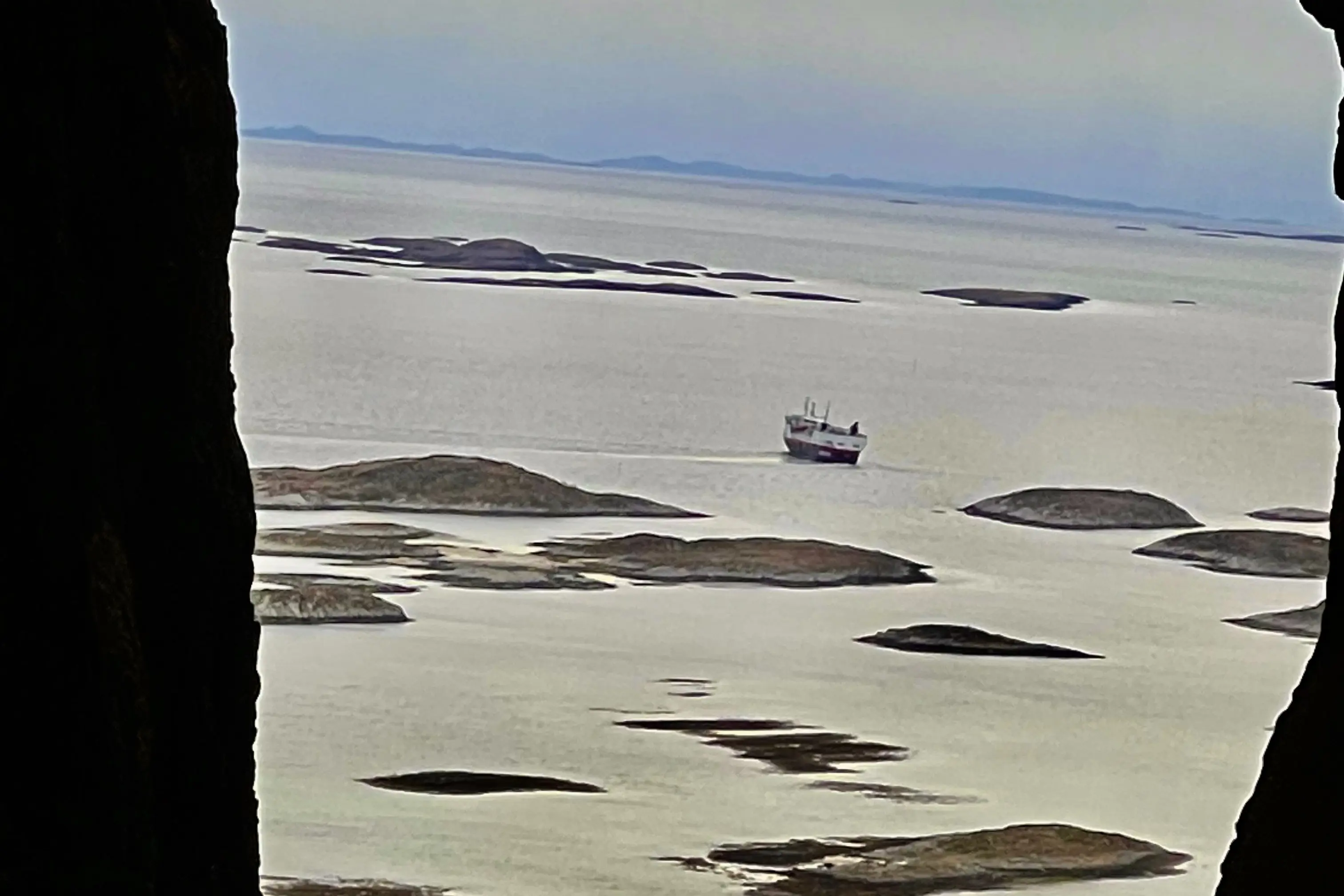 Utsikt gjennom hullet i Torghatten