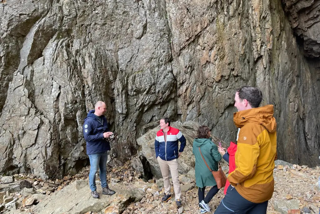 Fire personer på tur  på Torghatten