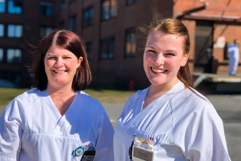 Fv. Intensivsykepleierne Heidi Jonassen og Hanne Olsen.