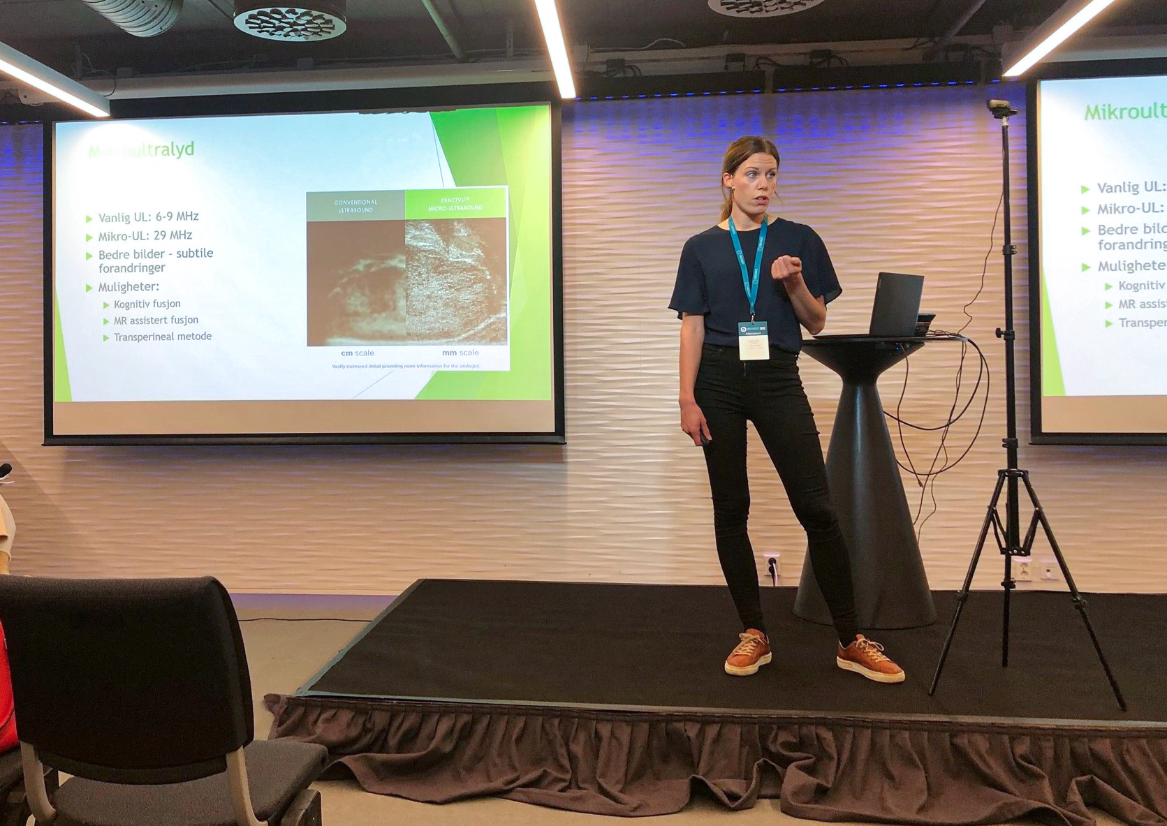 Dame står og snakker.