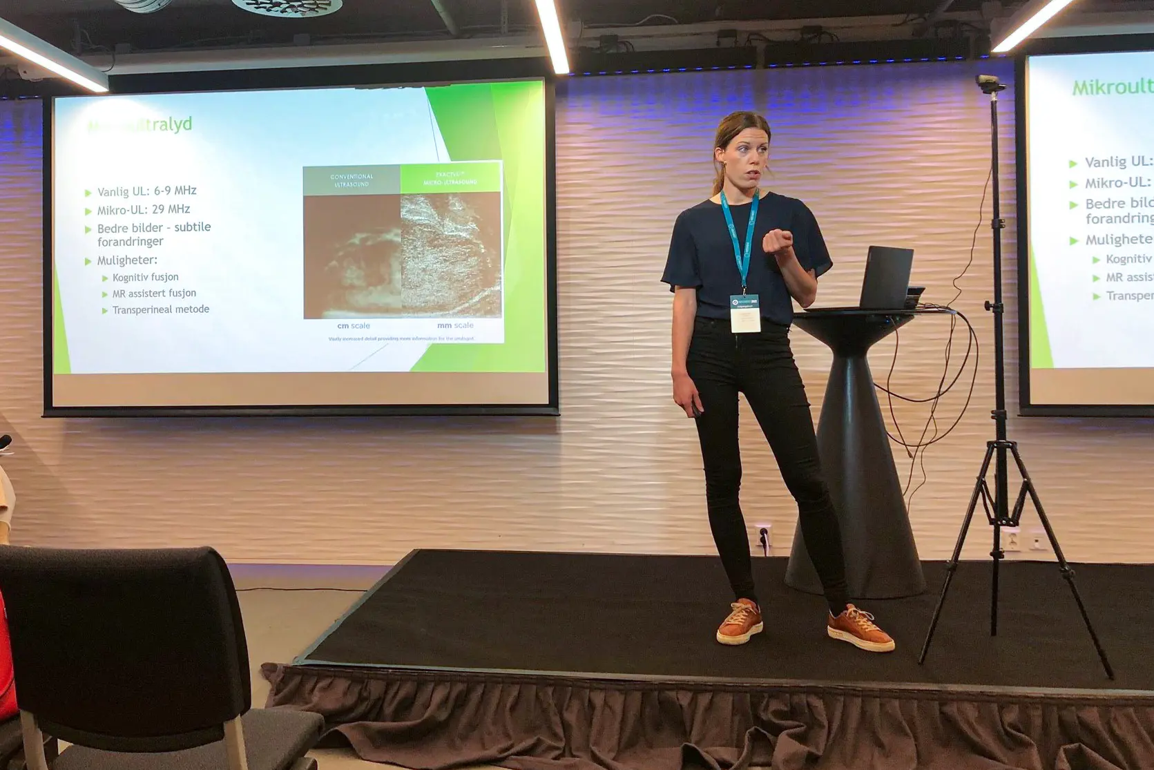 Dame står og snakker.