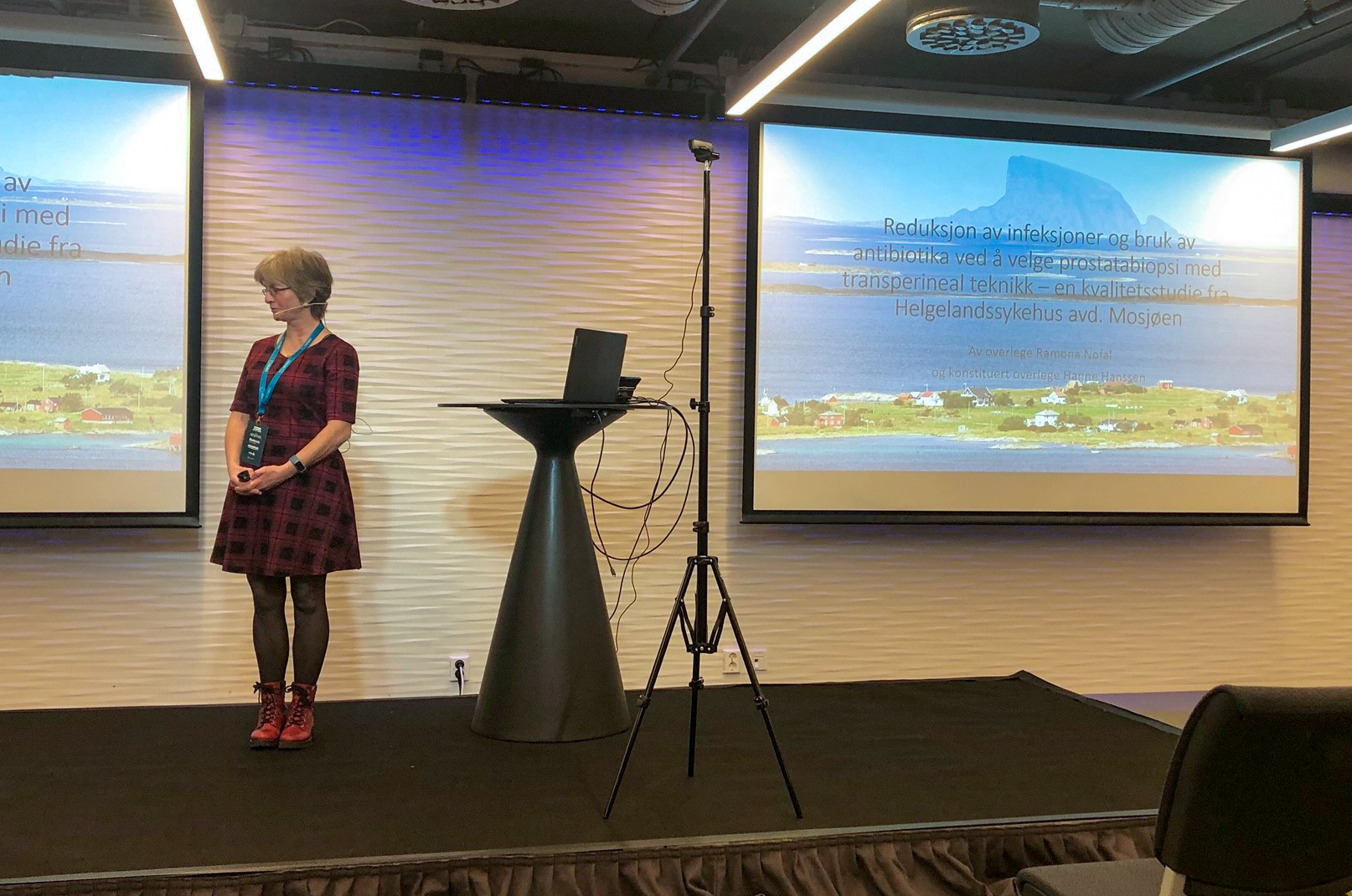 Dame står på en scene.