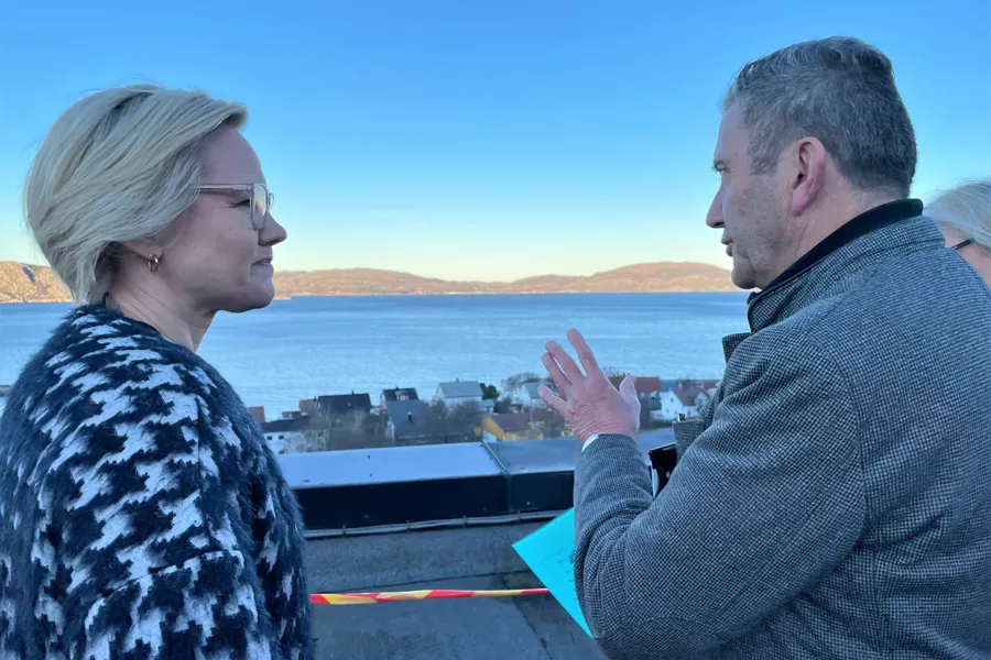 En dame og en mann står på hver sin side av bildet.