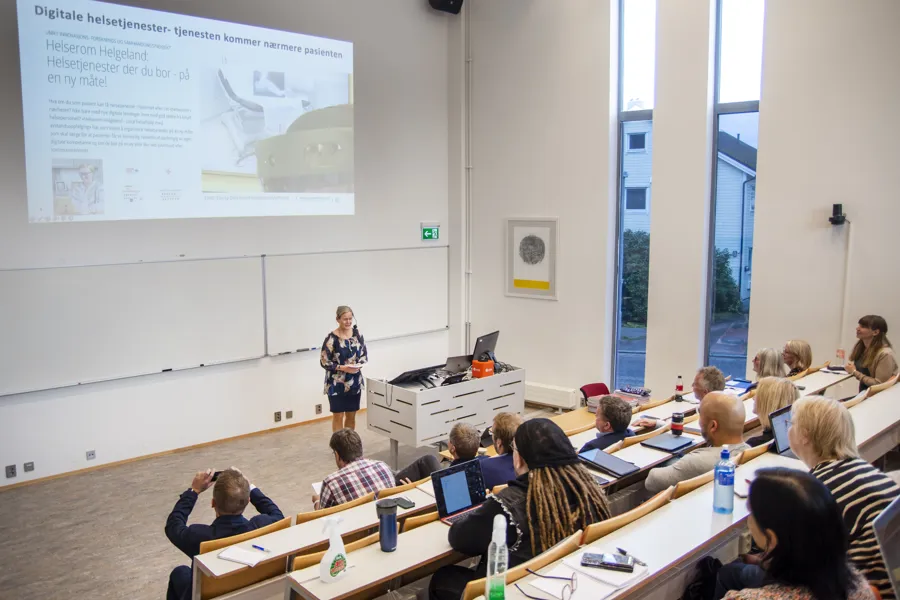 Hanne Frøyshov snakker til forsamlingen.