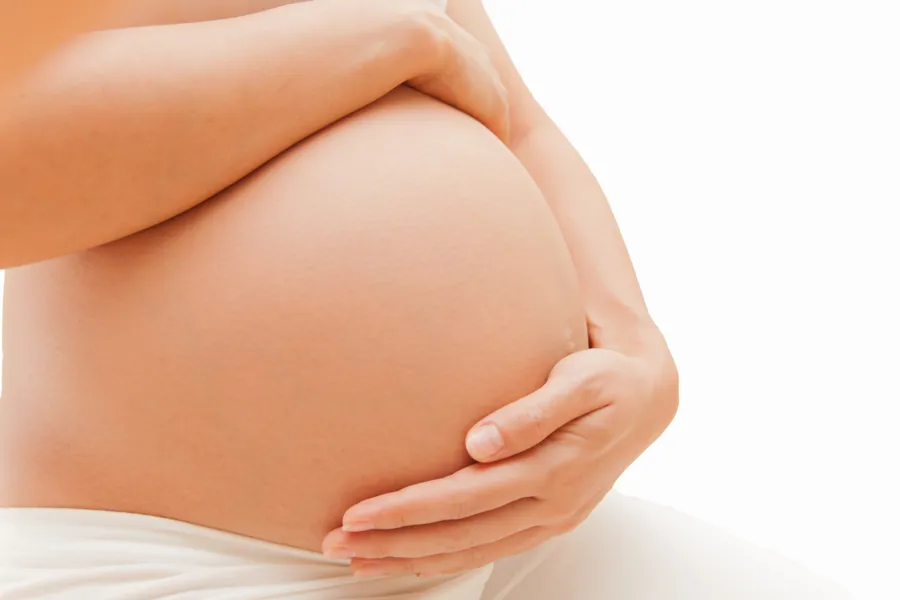 Magen til gravid kvinne