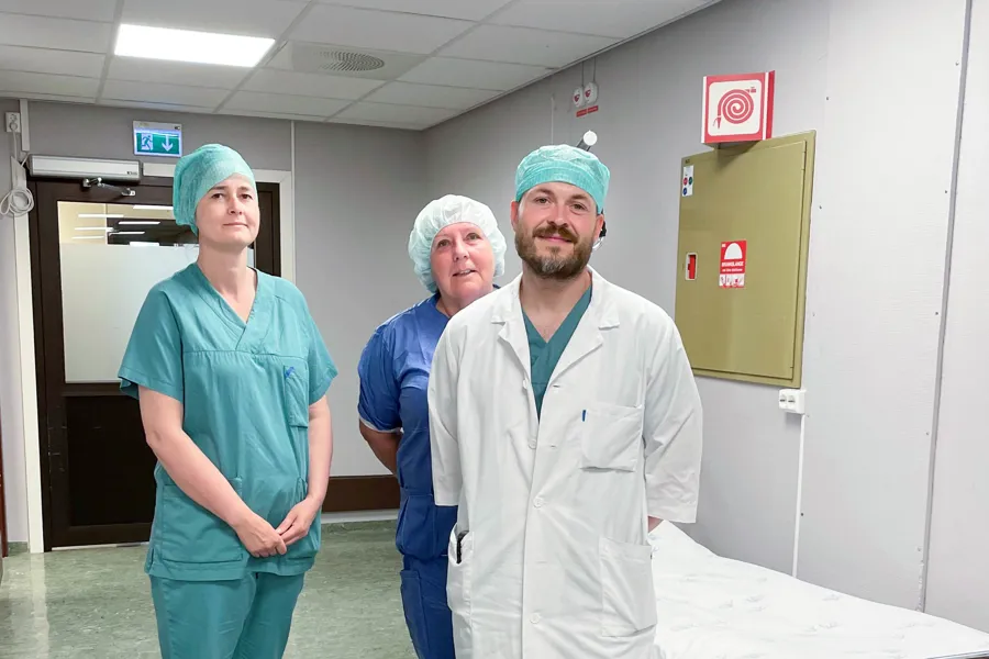 Plastikk kirurg og sykepleiere