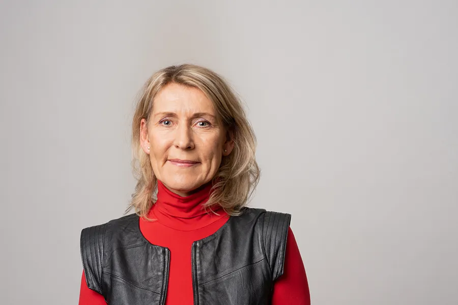 En person iført en svart jakke