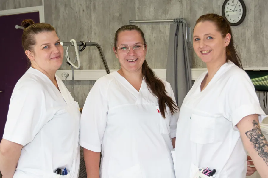 En gruppe mennesker som poserer for kameraet