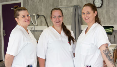 En gruppe mennesker som poserer for kameraet