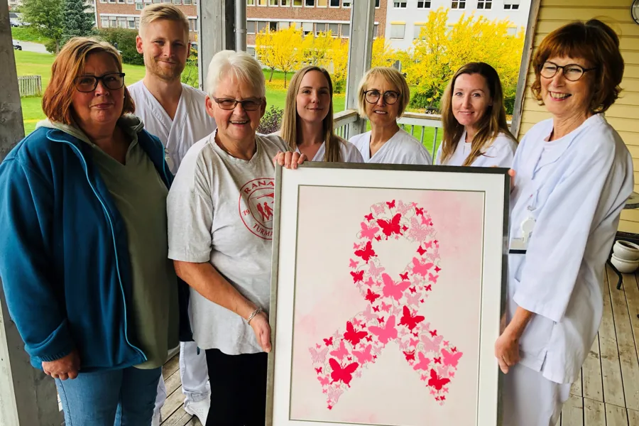 Mennesker står samlet om bildet.