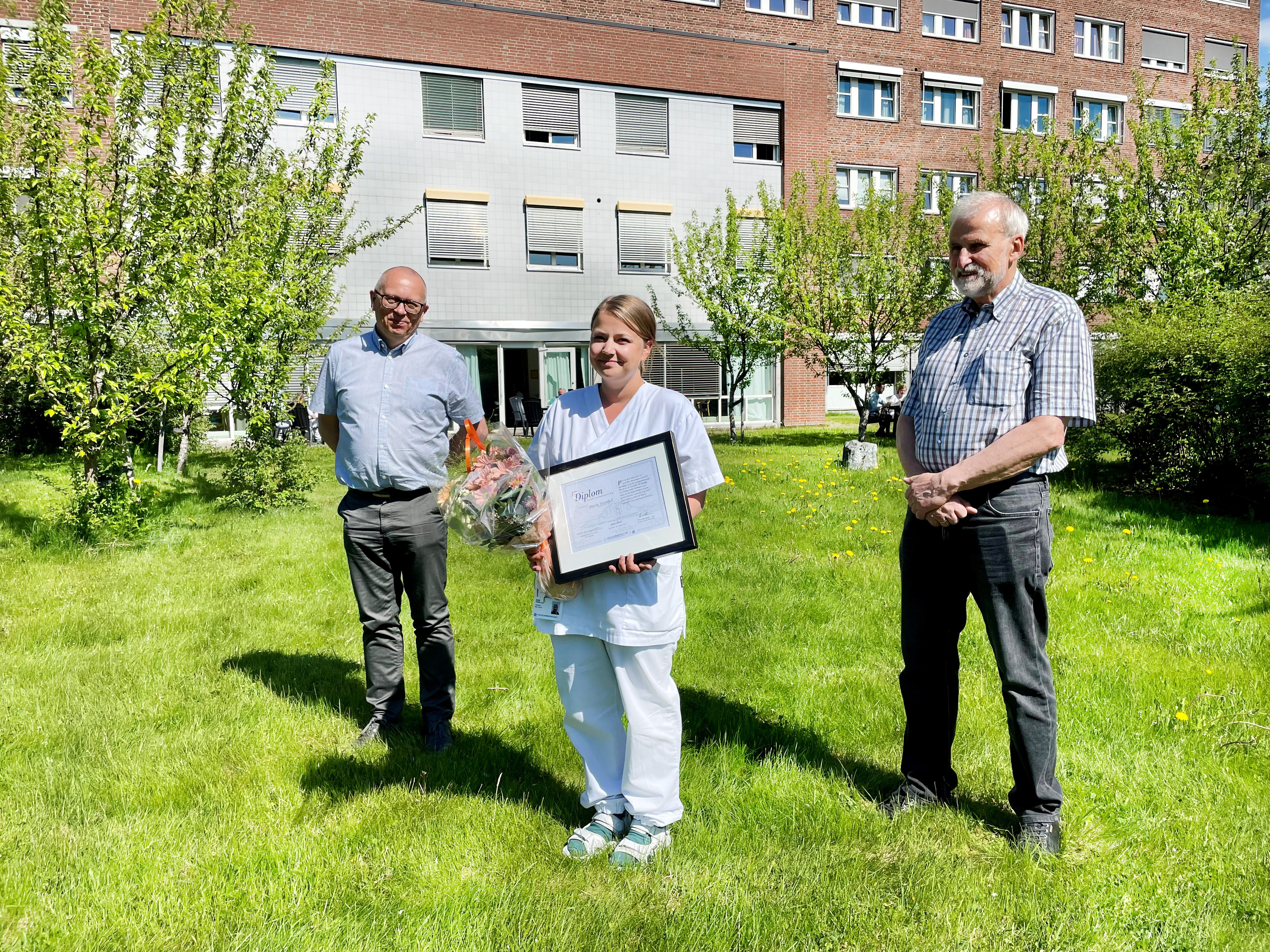 Fv. Forsknings- og innovasjonssjef, Herald Reiersen, innovasjonsprisvinner og sykepleier Marie Steinfjell, og medisinsk direktør